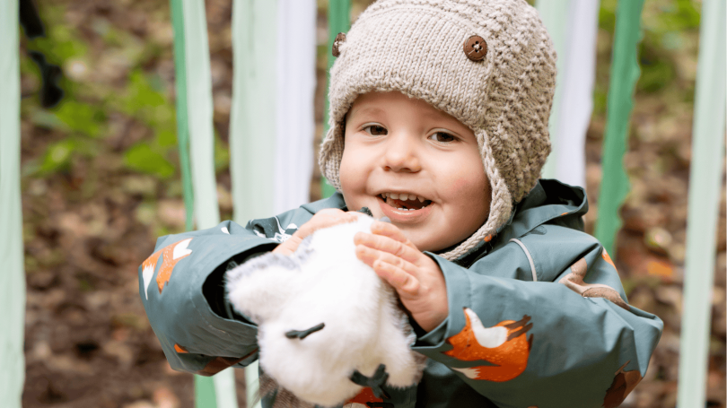 Kind Lachen echtes Lächeln draußen Kitafotografie