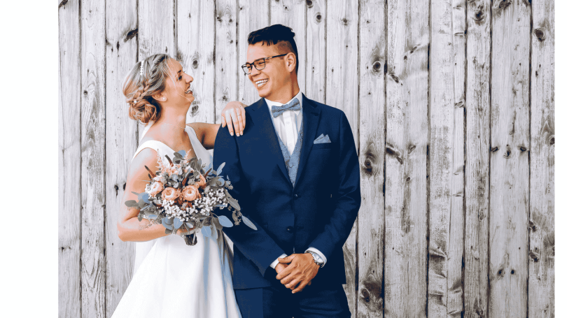 Ehepaar schaut sich an lächeln natürlich wertschätzend