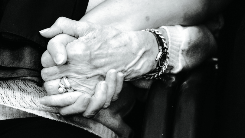 Hände ineinander Uroma Tante innig Liebe Black & White