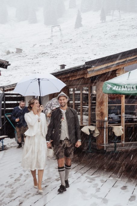 Hochzeit Tracht Schnee Berge Allgäu Ehepaar