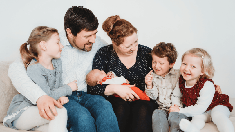 Familienfotografie Baby Großfamilie Vier Kinder Neugeborenes